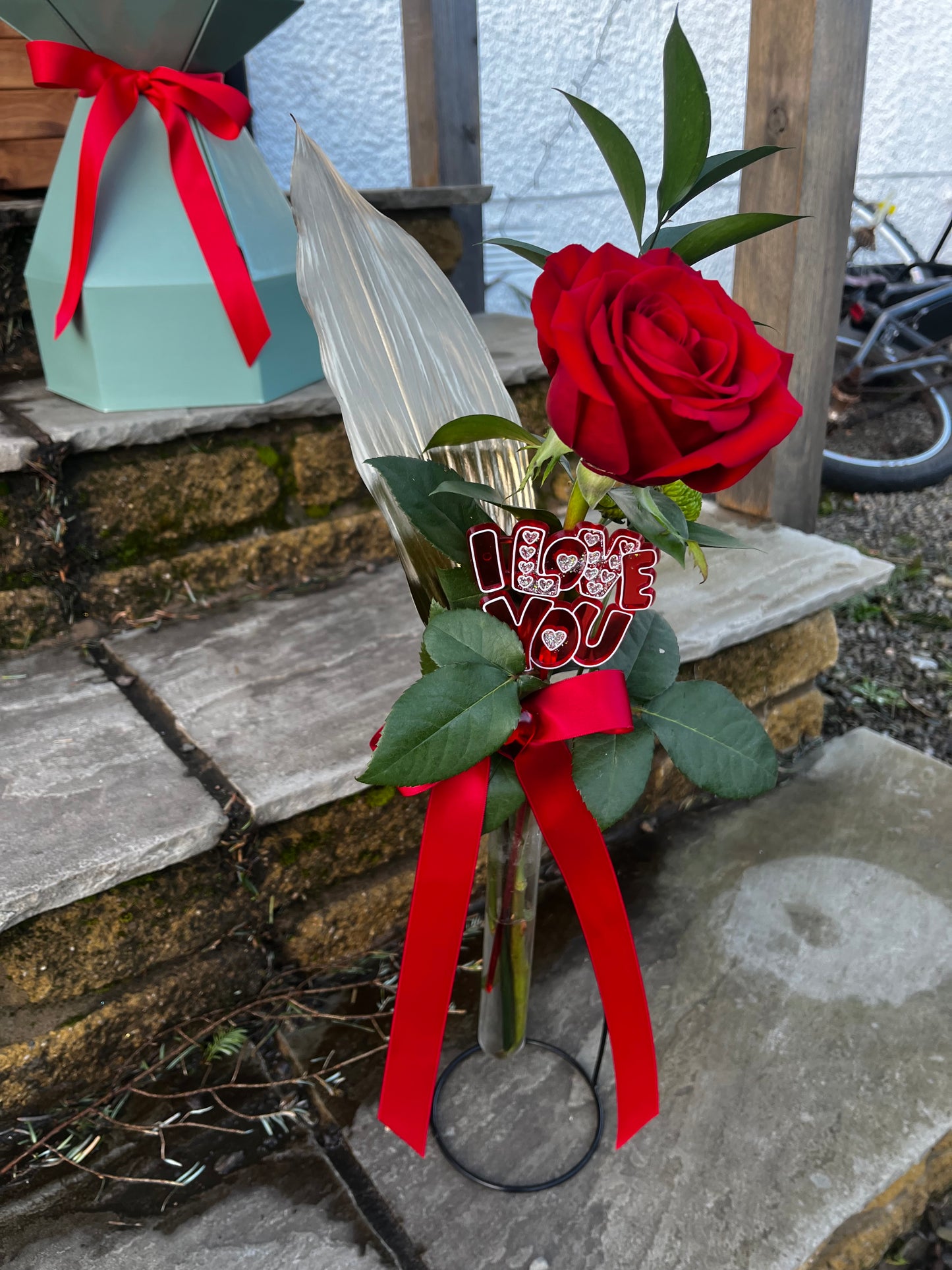 🌹Single Luxurious Red Rose Set Within Unique Glass Bottle Vase 🌹