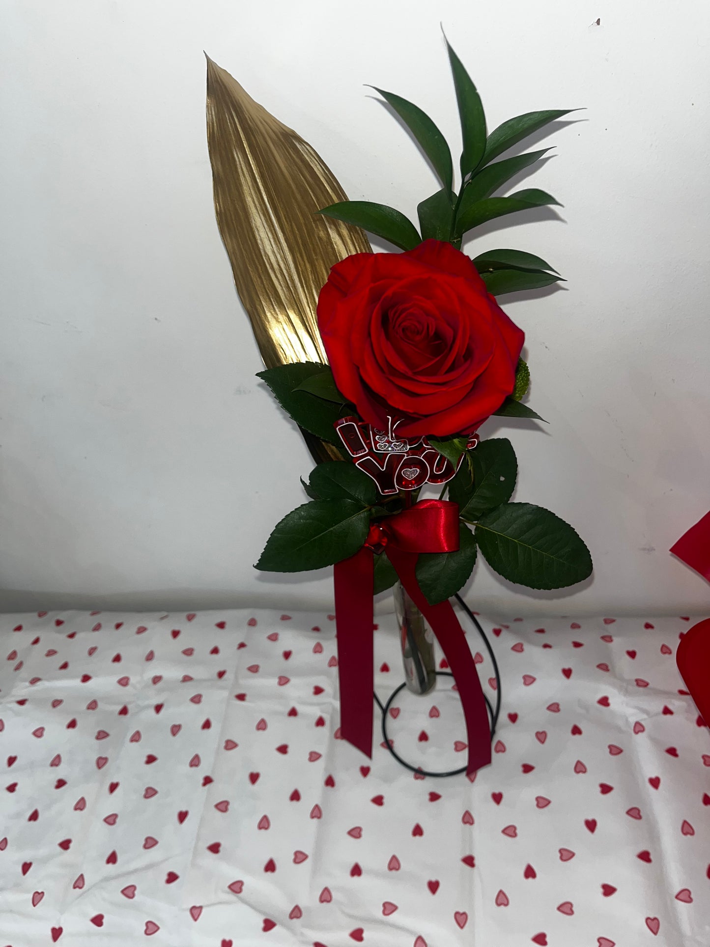 🌹Single Luxurious Red Rose Set Within Unique Glass Bottle Vase 🌹